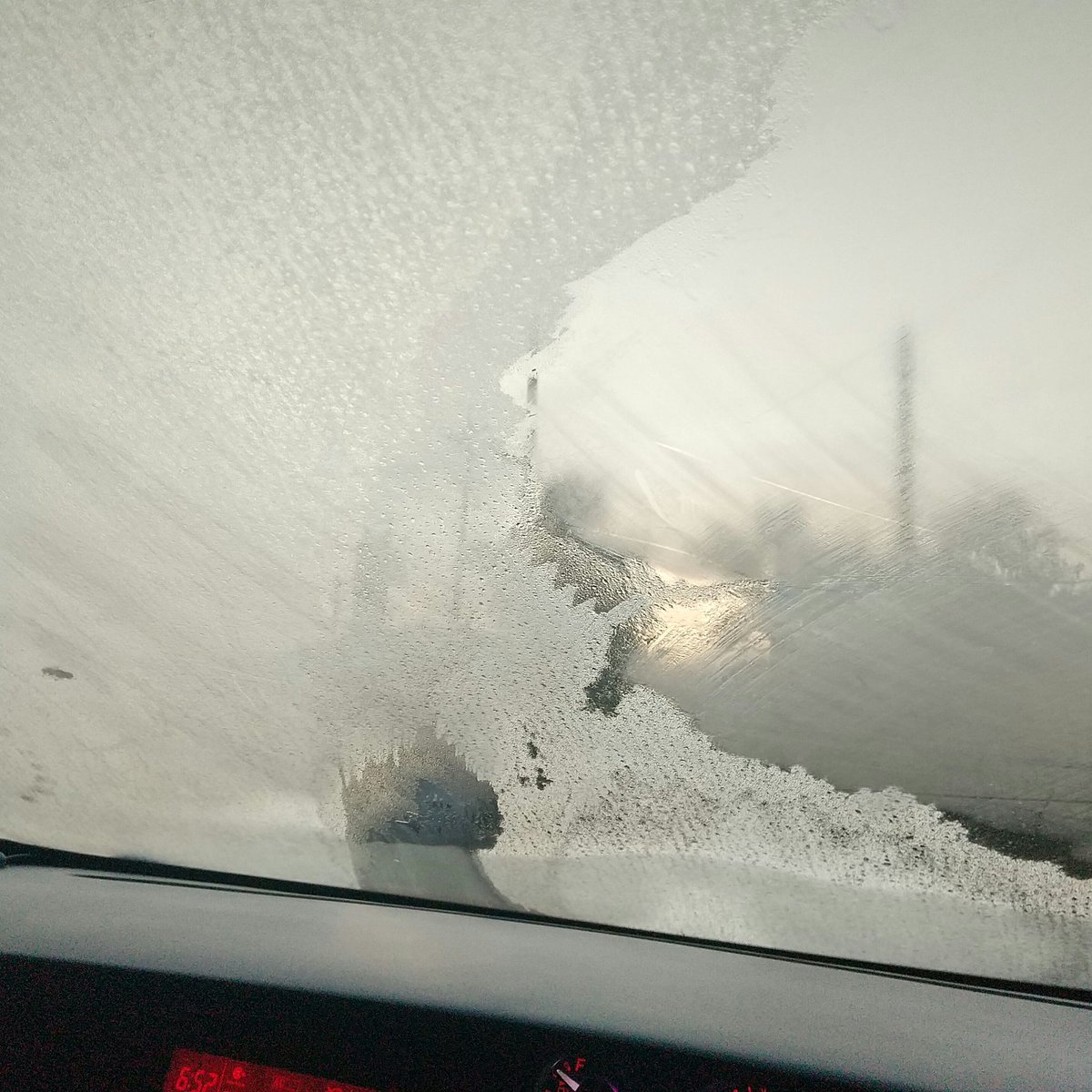 あるちゅう おすすめしたいこと キックアップ 車通勤で青空駐車の人は フロントガラスが凍ってるから お湯か 氷用のスプレー持って 車のとこ行った方がいいよ