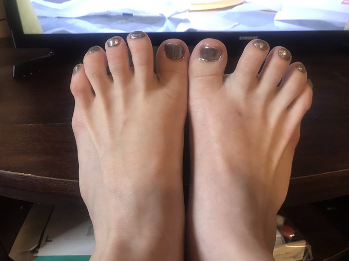 Finally painted my toes! They are so nice and soft😍 who wants to come suck on my toes 😍😘🤤🦶🏻😈  https://t<a href="/tag/joinmyonlyfans"class="tags"><span>#joinmyonlyfans</span></a><a href="/tag/onlyfanscarlydd"class="tags"><span>#onlyfanscarlydd</span></a>