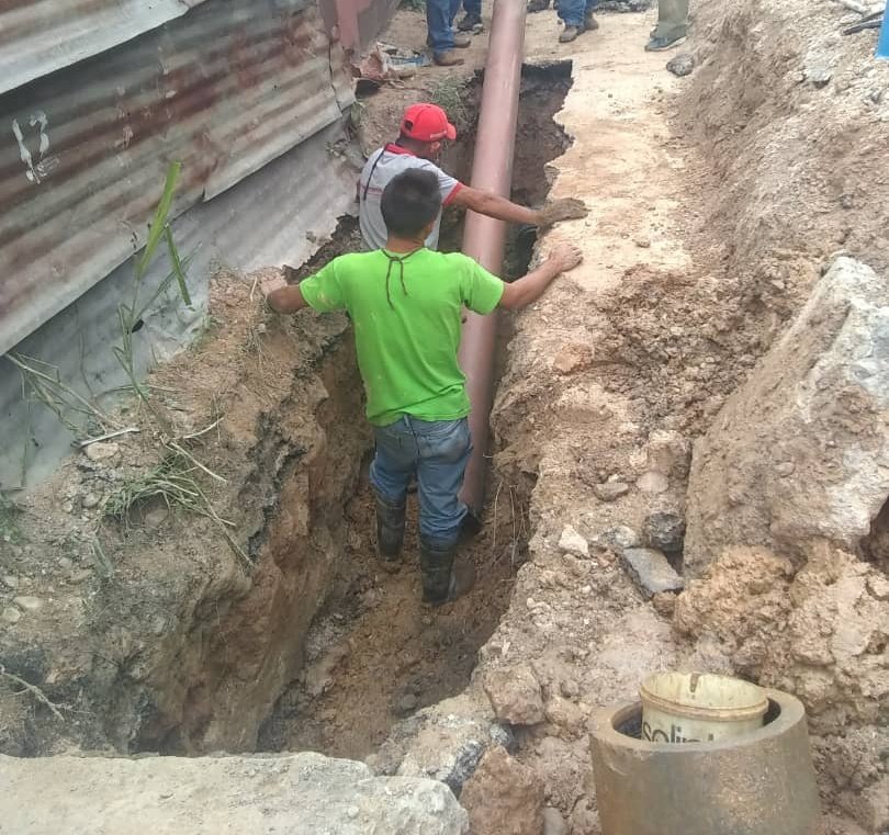 23DIC | Mcpio. Guaicaipuro (Miranda) Cuadrilla de mantenimiento de Hidrocapital reparó tubería de 8 pulgadas en el sector La Macarena. Se procedió a colocar niple y 4 metros de tubería con 2 juntas. #AlServicioDelPueblo✊🏽🇻🇪 <a href="/NicolasMaduro/">Nicolás Maduro</a> <a href="/NestorLReverol/">Néstor Reverol</a>