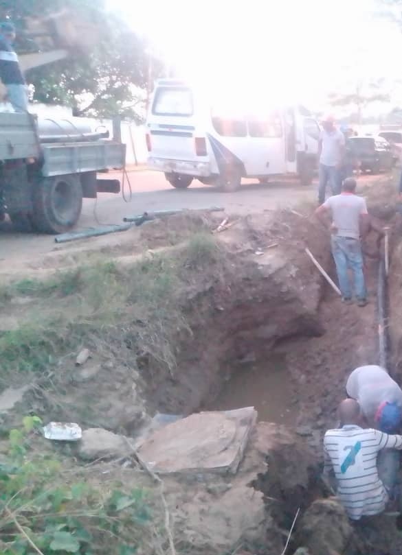 23DIC | Mcpio. Paz Castillo (Miranda) Cuadrilla de mantenimiento de Hidrocapital realizó la sustitución de 5 metros de tubería PEAD de 4 pulgadas en la calle principal de Santa Eduviges. #AlServicioDelPueblo✊🏽🇻🇪  <a href="/NicolasMaduro/">Nicolás Maduro</a> <a href="/NestorLReverol/">Néstor Reverol</a>