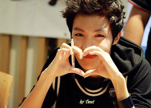 Today is 10yrs since Jung Hoseok, the popular BH trainee, moved into the BTS dorms to round out the RL. He was already an accomplished dancer having won several competitions including one at the Nat’l level. But he was determined to become a rapper (a thread)...  #10yearswithjhope