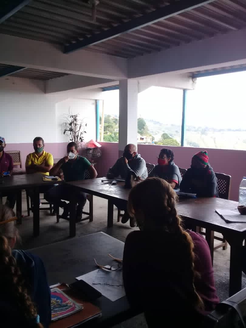 23DIC | Mcpio. Baruta (Miranda) Trabajadores de Hidrocapital realizaron encuentro con voceros de las Mesas Técnicas de Aguas de Hoyo de la Puerta, con el objetivo de revisar el plan de abastecimiento y proyecto de tanque para la comunidad. #AlServicioDelPueblo✊🏽🇻🇪 <a href="/NicolasMaduro/">Nicolás Maduro</a>