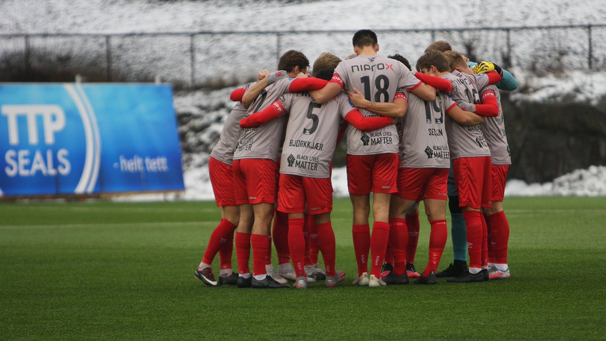 Julen er her! I den anledning har A-laget i dag overført kr 12.000 til barneavdelingen på Ahus og kr 12.000 til Norsk Toppfotball og deres arbeid med #stopp og antirasisme fra botkassa. Gutta ønsker alle en god jul❤️ Ta vare på hverandre! #rødgrå <a href="/notoppfotball/">Norsk Toppfotball</a> @Ahus_no