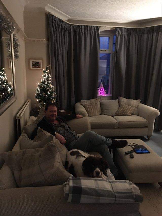 matthewevansnpt's tweet photo. Minimalist decorations this year, but completely understand those who think otherwise. Thank you for following me, it's been an incredibly tough time for all. Time to put our differences aside Merry Christmas ⛄🎄🎅 #twitterholiday #StaySafe https://t.co/er70H11v1g