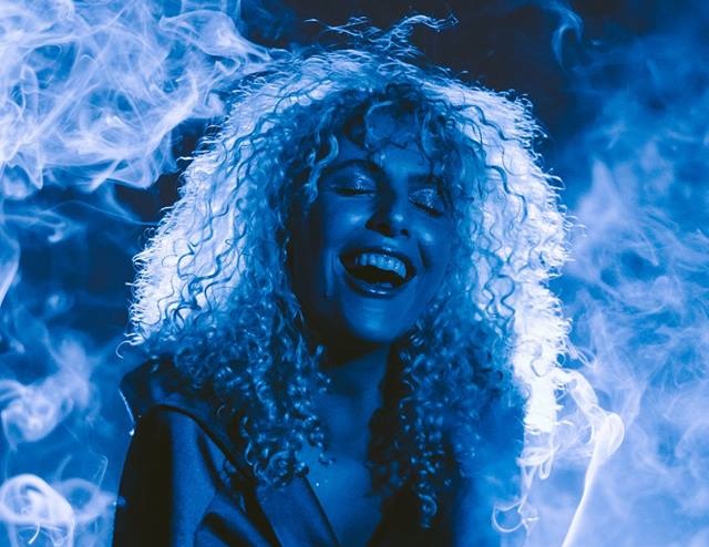 O AMOR DIVINO E O ROMPIMENTO SENTIMENTAL DE LUIZA LIAN NO ÁLBUM "AZUL MODERNO" (A THREAD)