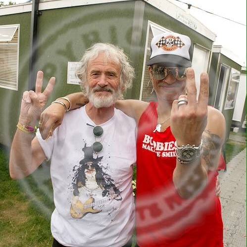 slashworldarg's tweet photo. #SlashFamilyFriends 

@Slash junto a su fan número uno, #tonyhudson, el padre del jefe, que luce una hermosa remera de su hijo ☺️

🤘🎩🇦🇷

#slash #tony #padre #hijo #fatherandson #tshit #artist #Inspiration https://t.co/HT4uDTiDXU