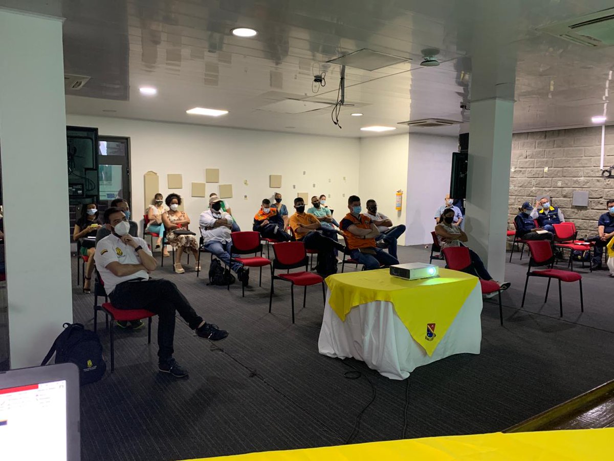 UNGRD's tweet photo. #AEstaHora | Desde la @GobernacionSai, Director de la #UNGRD, Eduardo José González, @gerenciasai @SusanaCorreaBor,  junto al Gobernador (e) Alen Jay Stephens de las Islas, dirigen el PMU para evaluar el avance de las acciones de respuesta y estabilización del Archipiélago. https://t.co/KQHeOFNiIv