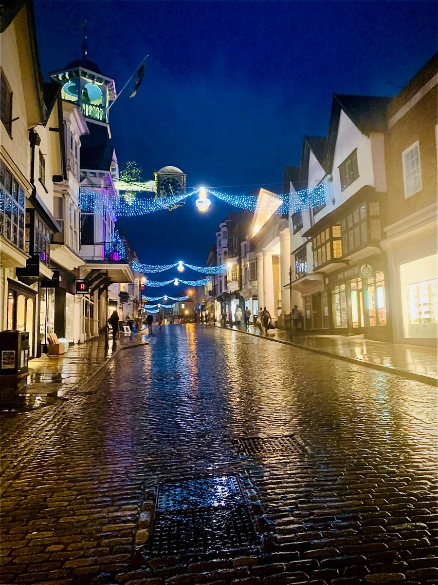 Livage's tweet photo. A wet walk through town this evening, finding some comfort in the #GuildfordLights π₯°
#Guildford #ISupportGuildford https://t.co/nFwHwN1cbt