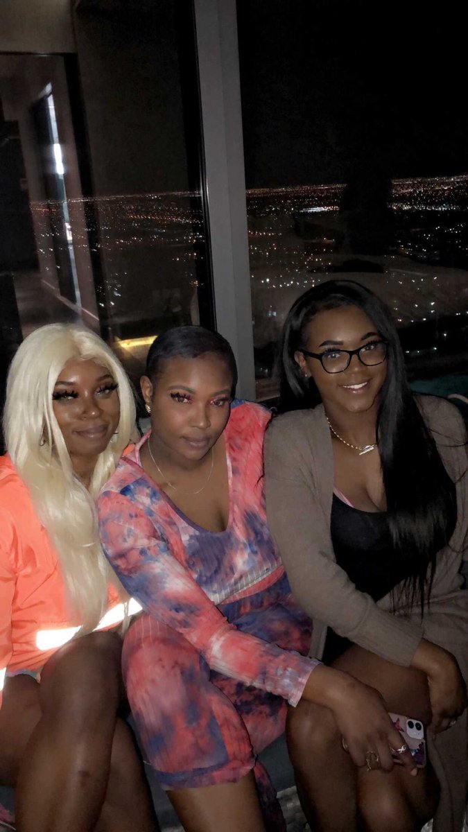 Diamond_chainzz's tweet photo. Real sisters #Vegas #Palms https://t.co/rgViIM4rcw