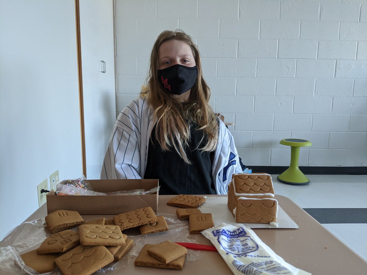 KakuleMrs's tweet photo. More Gingerbread House fun! @MapleHill_HS https://t.co/svzLJTIYe3
