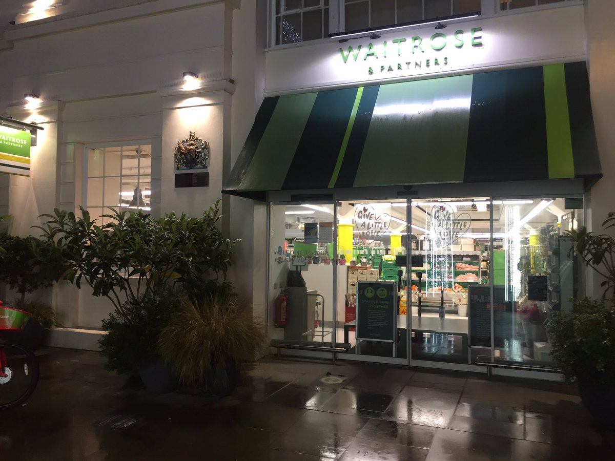 The <a href="/DalgarnoTrust/">Dalgarno Trust</a> team unloading bags and bags of wonderful food (lots of people are going to have very sore muscles tomorrow) Thank you <a href="/waitrose/">Waitrose & Partners</a> Belgravia for your amazing support - including stepping up to meet our early morning dash for MORE CHICKEN!