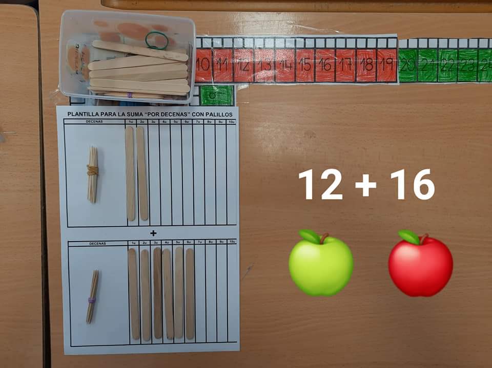 abralom's tweet photo. Trabajamos la suma con la "plantilla de la suma por decenas".

Ojo al dato... Ya sabemos "dónde se llevan la que se llevan", jajajajajaja.

#calasanzrota #aprendertocando #abn https://t.co/F1mBlPv1xF