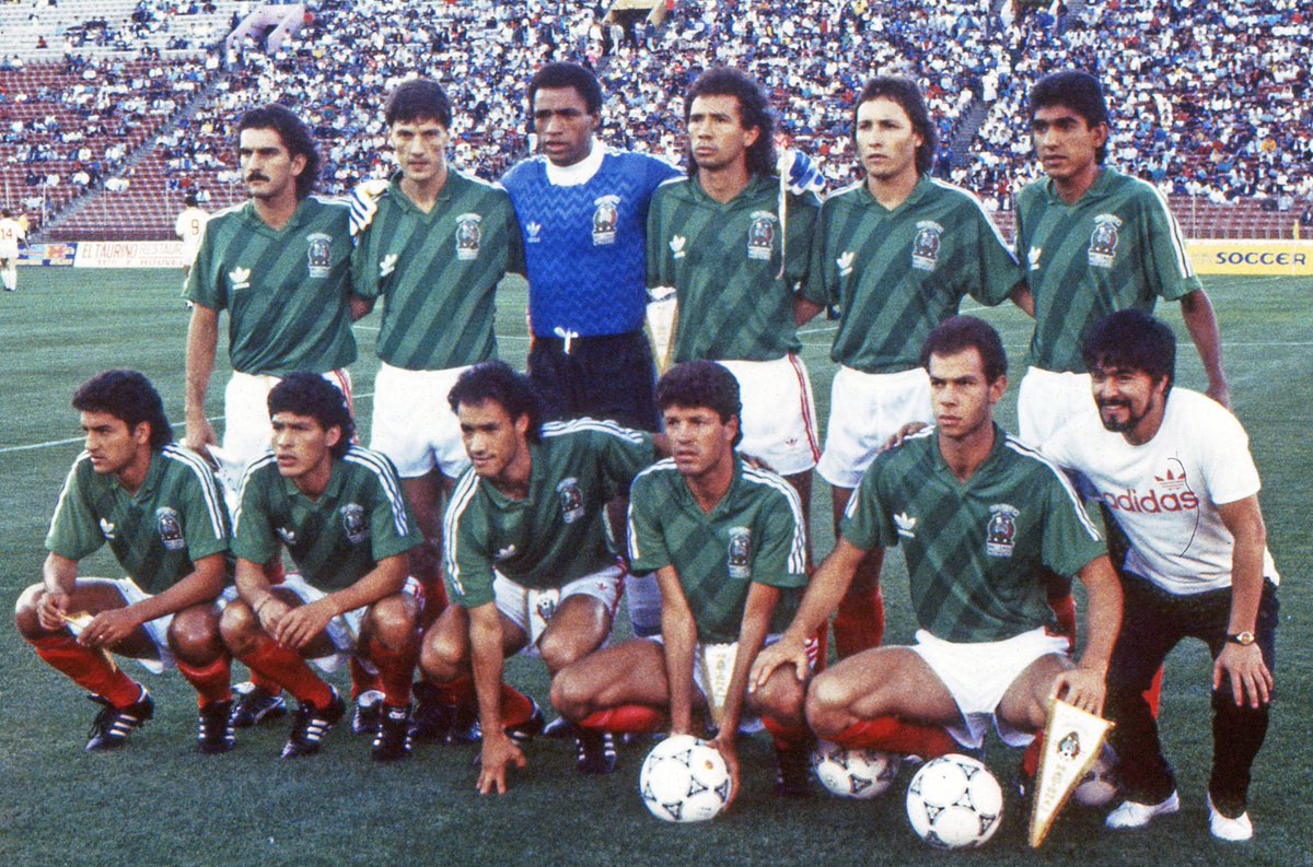 En 1990 la selección mexicana inicio vestida por Adidas. Con el modelo heredado desde 1987 - 1989.Estos modelos eran con líneas diagonales. Hubieron modelos de derecha a izquierda y viceversa. Y si, llegaron a combinarlos a pesar de ser diferentes.