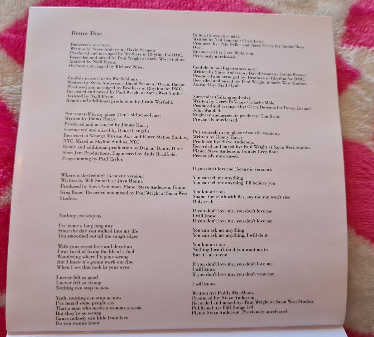 RLeBonTennant's tweet photo. The 4th and final part of my 2CD KM94 thread. Here, you can see the credits for the songs/remixes on the bonus disc + the lyrics to Love Is Waiting,If You Don't Love Me,Nothing Can Stop Us & the French version of Confide In Me. ๐๐๐๐๐
#KylieMinogue #KylieMinogue94 #2CDEdition https://t.co/Hu0Uszf8hy