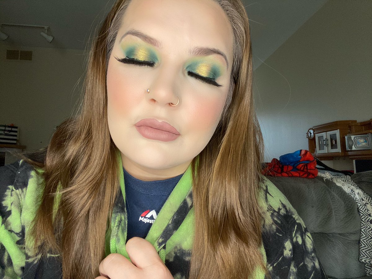 AlysonKavan's tweet photo. Played around with the at forest sight palette today & im absolutely in love! I’ve never fell so in love with a colourpop palette before!🎄💚
@ColourPopCo @RawBeautyKristi #colourpop #rawbeautykristi #makeup #makeuplooks #christmaslook #ChristmasEveEve #eyeshadow #atforestsight https://t.co/IRTsOFgjj4