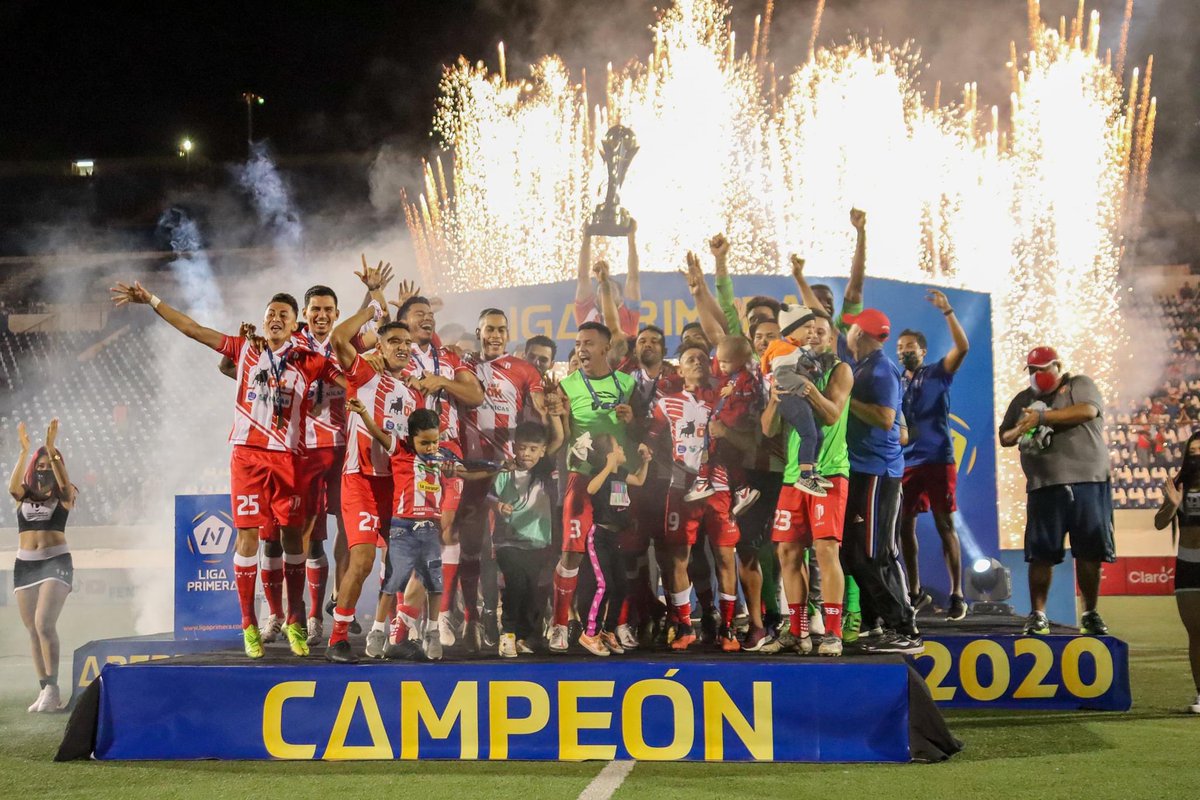 FHolver's tweet photo. TETRA- Campeones @lgaprimera 
GRACIAS A TODOS LOS QUE FUERON PARTE DE ESTE AÑO TAN LINDO 💯😊 @realestelifc https://t.co/rJYIyE0QYR