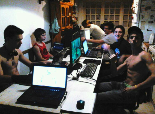 GSeba_'s tweet photo. no puedo creerphite la foto que encontré laneando en 2011. tampoco puedo creer lo picadilly que estaba. si tienen fotos laneando dejenlas acá abajo que si pinta las vemos en stream 😊 https://t.co/73cdEtJiL2
