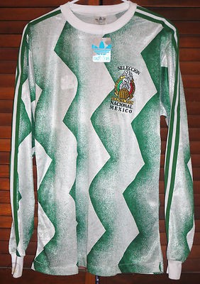 También en 1990 para un amistoso contra Argentina la selección mexicana se presento con este raro uniforme:Pd. No tengo registro que se haya usado alguna vez mas.