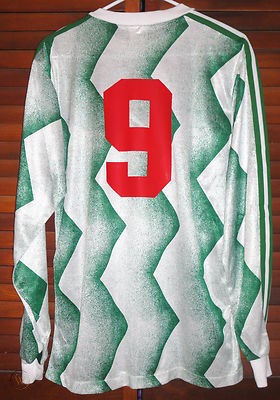 También en 1990 para un amistoso contra Argentina la selección mexicana se presento con este raro uniforme:Pd. No tengo registro que se haya usado alguna vez mas.