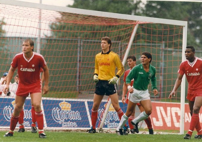 Todavía durante 1990 para los juegos de la copa norteamericana y algunos amistosos la selección nacional vistió un uniforme marca Diadora.