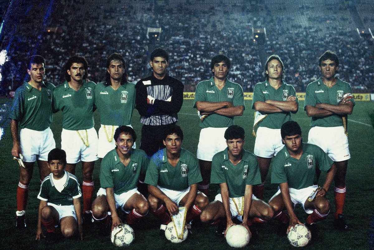 Todavía durante 1990 para los juegos de la copa norteamericana y algunos amistosos la selección nacional vistió un uniforme marca Diadora.