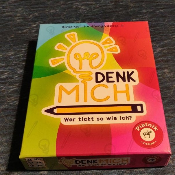 MissBayBee_de's tweet photo. 0 Uhr ist doch auch 12 Uhr, oder? @Spielevater 😉
Hier ist mein Tipp für ein #Lockdownspiel:
#DenkMich von #Piatnik. Für euch schon mit über 6 MitspielerInnen auf Discord getestet.
Na, wisst ihr, wie eure Freunde denken? https://t.co/ldmz26Yma2