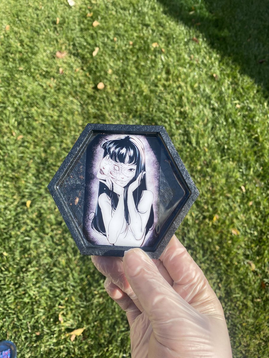 putoeriic's tweet photo. Client requested a black, purple, and blue mica powder rolling tray and a diamond shape coaster with black mica powder and copper flakes ✨ #resin #resinartwork #rollingtray #coaster #black #purple #blue #copperflakes #gameover #smallbusiness #explorepage✨ https://t.co/521tNGxFB9