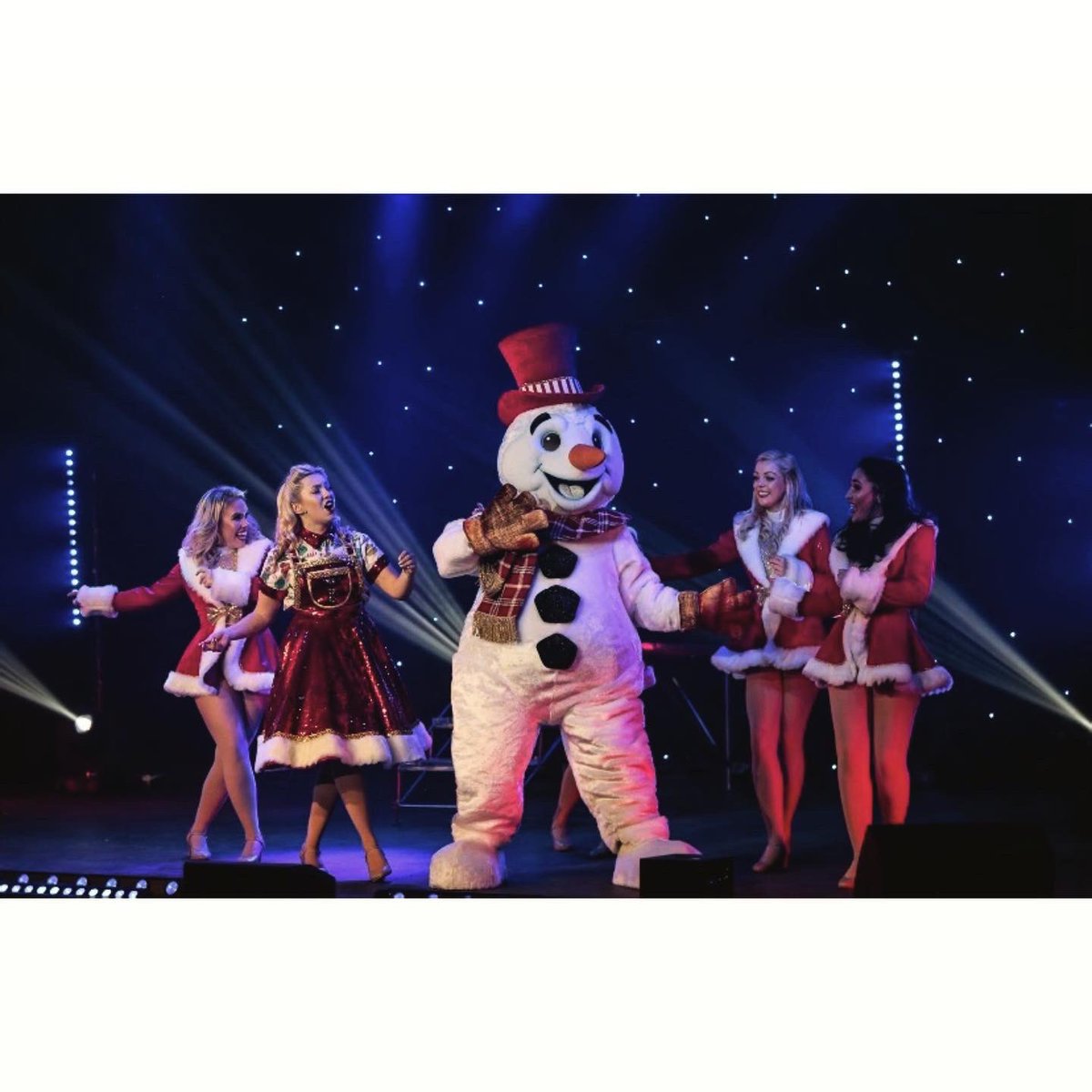 LakinAnna's tweet photo. The most amazing feeling being back on stage ⛄️🎅🏻❤️ #panto #ChristmasCracker https://t.co/kIqXrgQFex