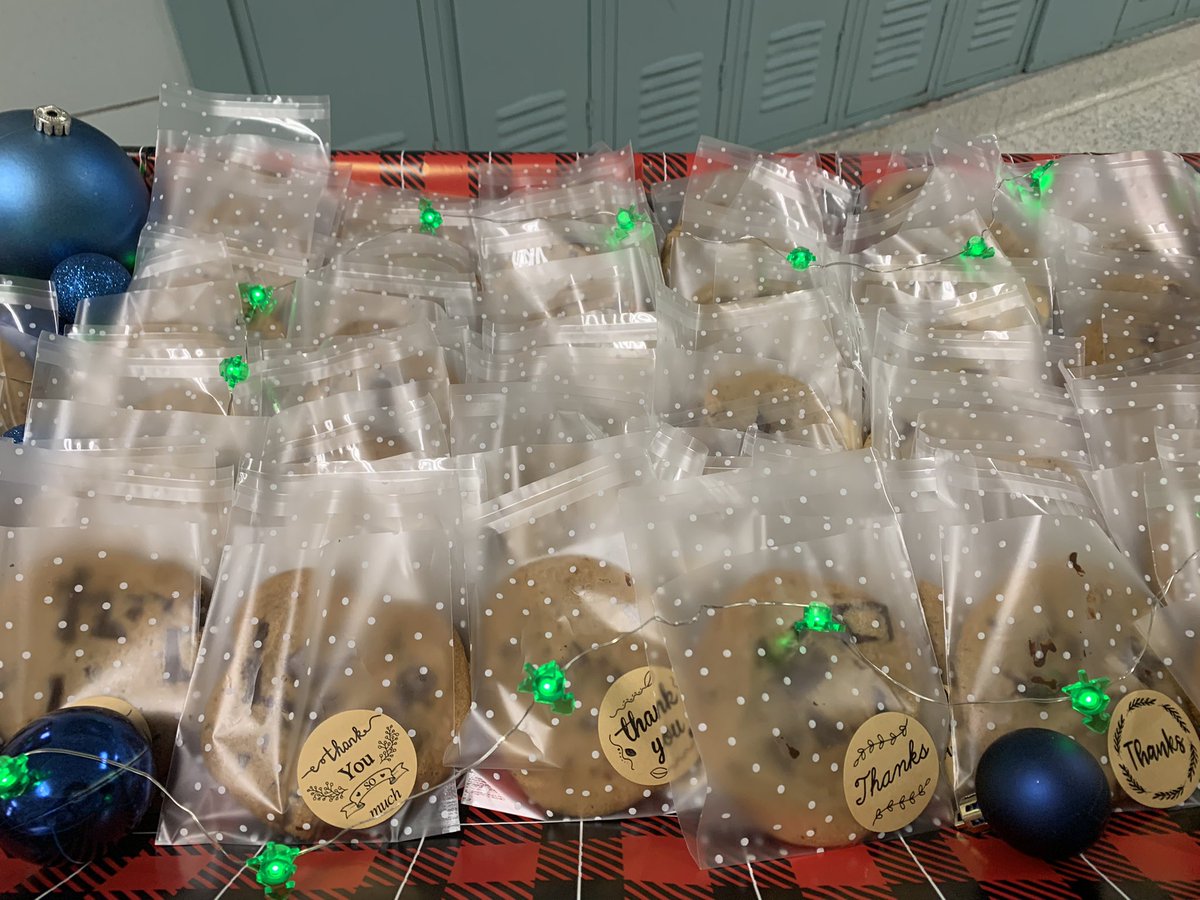 epbittar's tweet photo. Some Christmas 🎄 cheer and appreciation for our teachers and bus 🚌 drivers today!! #PolarExpress #NTstrong https://t.co/orJRQMDEIW