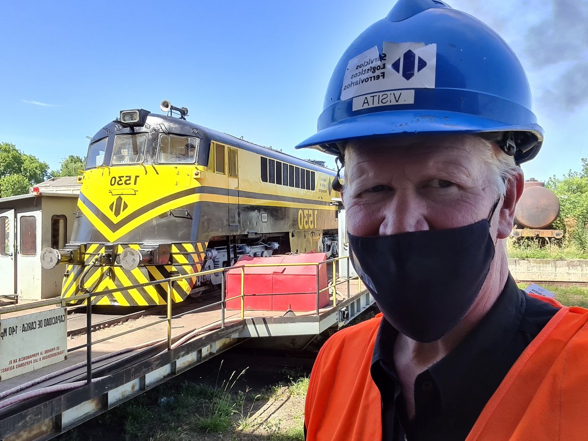 MiguelVaczy's tweet photo. El Presidente de AFE Arq Miguel Vaczy recorrió los talleres de SELF
constatando el trabajo de reconstrucción del
equipo mecánico  liderado por Rodrigo Clementino. Serán recuperadas en total 4 locomotoras GE serie1500 para línea Minas. Más locomotoras para mejor servicio de carga. https://t.co/2e9otH8JUm
