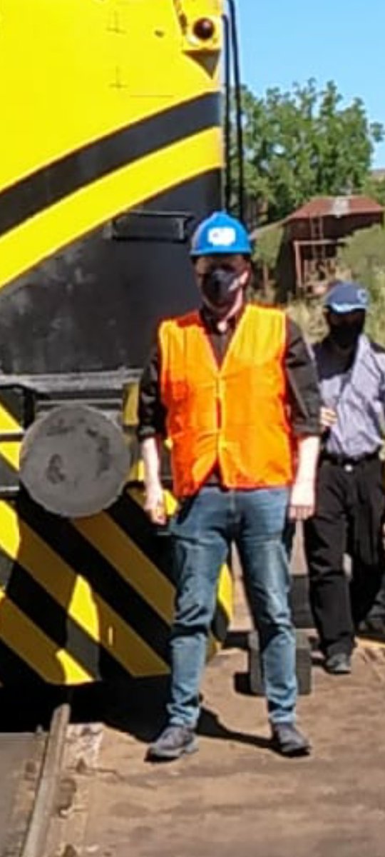 MiguelVaczy's tweet photo. El Presidente de AFE Arq Miguel Vaczy recorrió los talleres de SELF
constatando el trabajo de reconstrucción del
equipo mecánico  liderado por Rodrigo Clementino. Serán recuperadas en total 4 locomotoras GE serie1500 para línea Minas. Más locomotoras para mejor servicio de carga. https://t.co/2e9otH8JUm