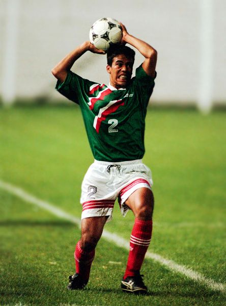 Para los juegos Panamericanos de Mar del Plata el representativo mexicano siguió con el contrato del Comité Olímpico Mexicano con Adidas. Y vistió este bello uniforme.No tengo imágenes ni conocimiento del uniforme de visitante.