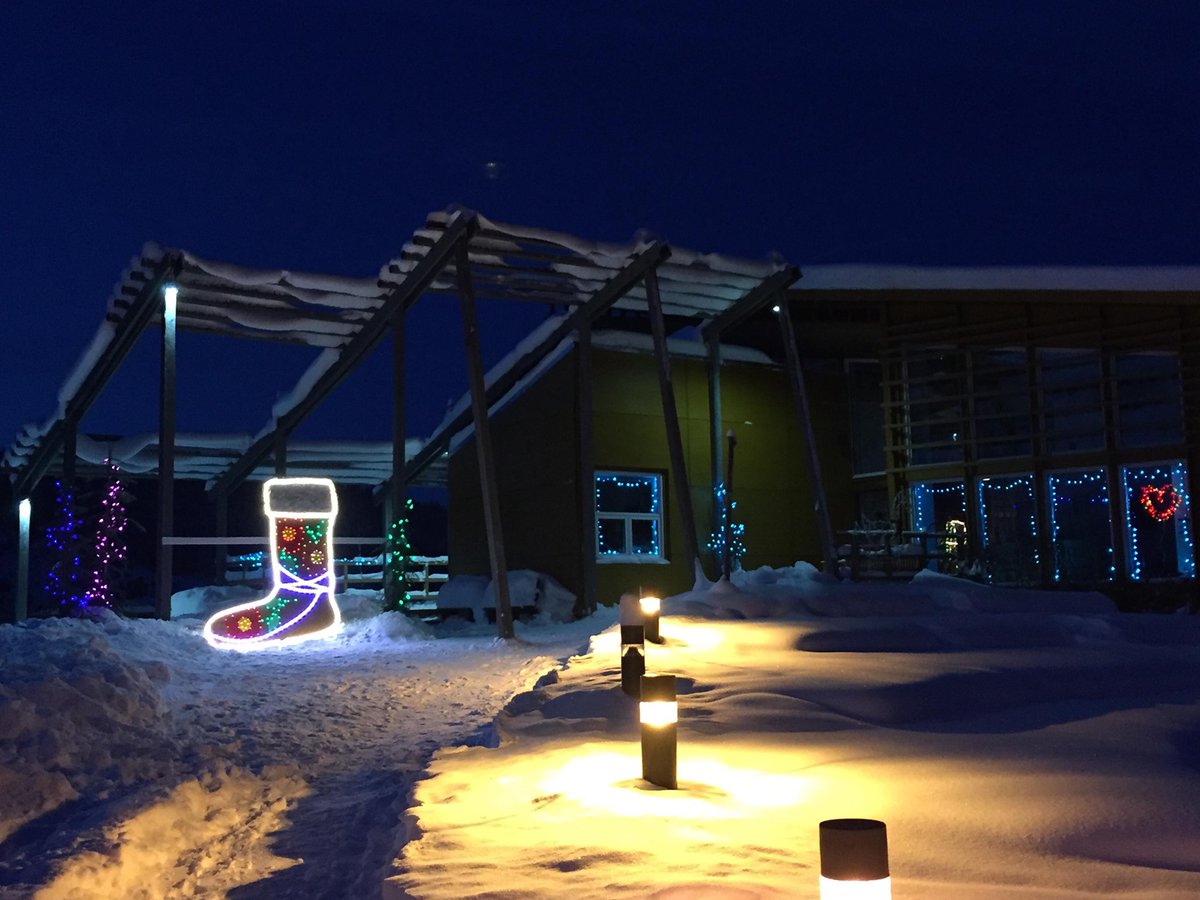 Merry Christmas from Dawson City, Yukon on the traditional territory of the Tr'ondëk Hwëch’in.  
Wishing you all a cozy, quiet and contemplative Christmas.
Sharing this story, Ke' chin Nodrëk - The Magic Mukluk, thanks to @Dänojà ZhoCulturalCentre
facebook.com/DanojaZhoCultu…