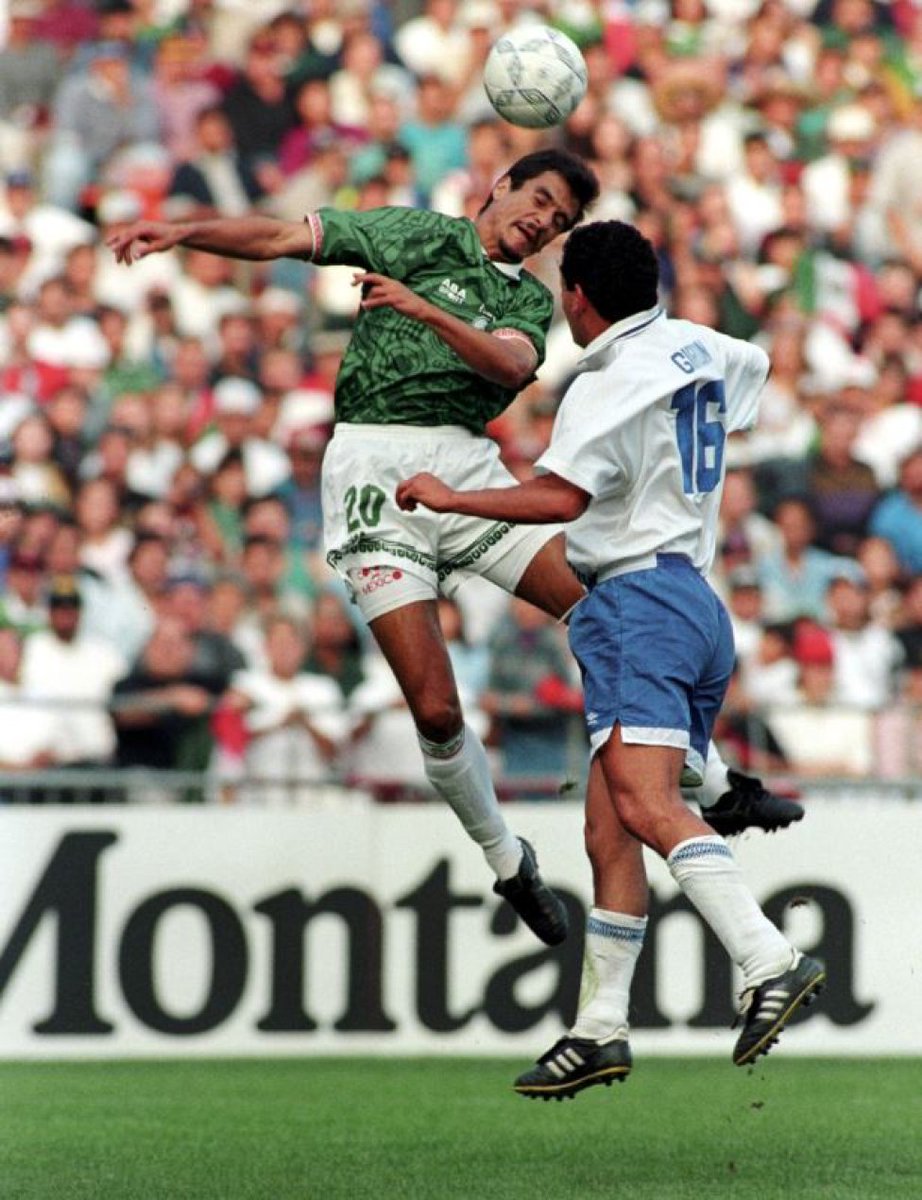 Aba Sport 1996 - 1998.Para 1996 se presento el emblemático uniforme con la piedra del sol sublimada en el fondo del jersey.Dicho Uniforme tuvo varias versiones.El Uniforme de local llego a usarse con cortos con vivos y números verdes o rojos indistinguidamente.