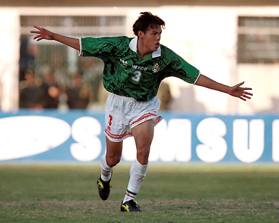 Aba Sport 1996 - 1998.Para 1996 se presento el emblemático uniforme con la piedra del sol sublimada en el fondo del jersey.Dicho Uniforme tuvo varias versiones.El Uniforme de local llego a usarse con cortos con vivos y números verdes o rojos indistinguidamente.