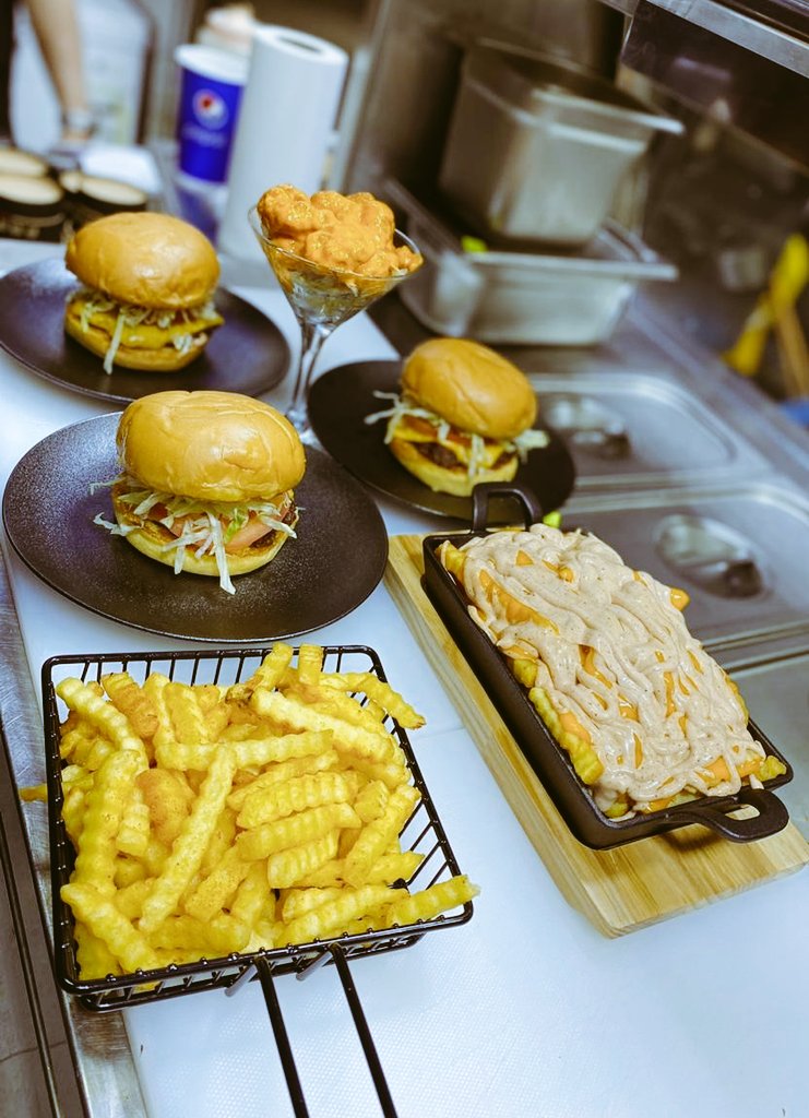 FamousBurger1's tweet photo. Good day to everyone
Peace be upon you 
#famousBurger🍔🍔🍔
Famous Burger is Now open please visit restaurants to try the best burger her Saudi Arabia
#Famousburger AL sariah
#Famousburger Obhur
#Famousburger Sari Road soon to open. https://t.co/Um68RjwcuA