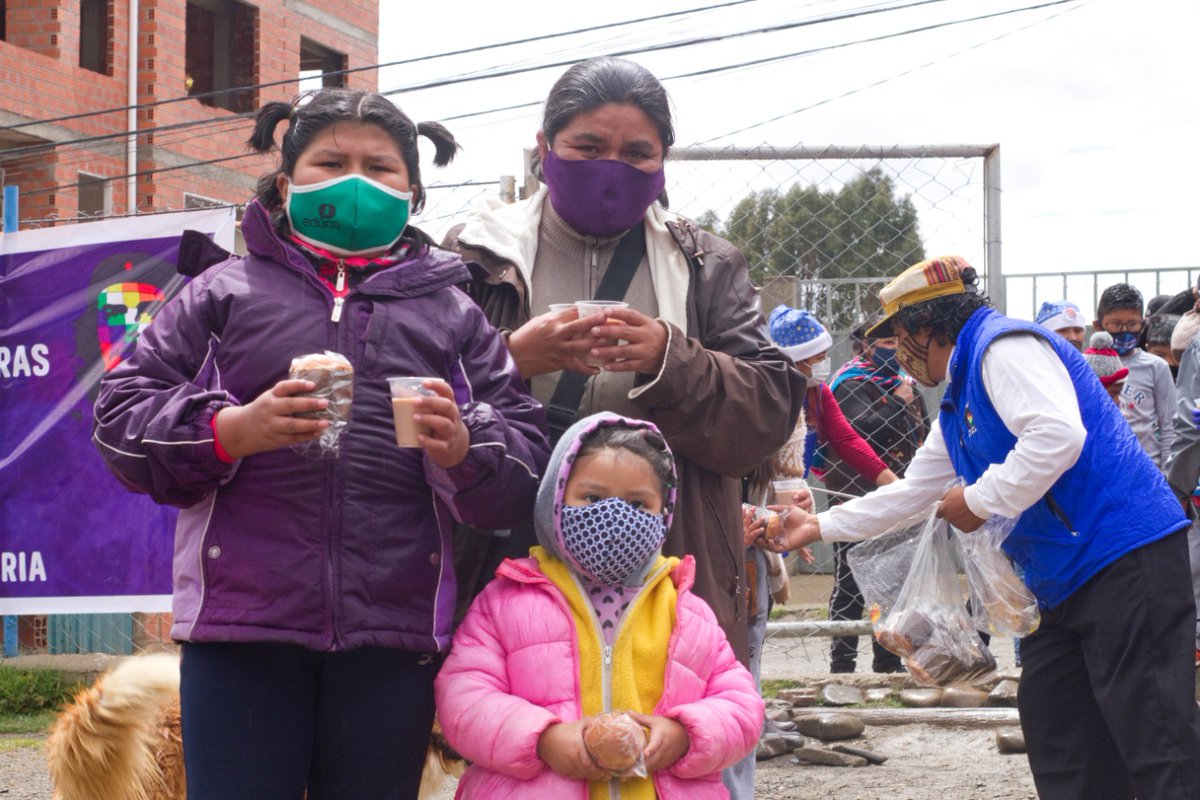 MDRyTOficial's tweet photo. La zona de Huayllani #LaPaz se vistió de alegría y felicidad, el ministro de Desarrollo Rural y Tierras, Edwin Ronal Characayo Villegas, encabezó una cruzada solidaria por la niñez de ese sector. 
Más de mil niños y niñas disfrutaron una tarde mágica llena de sonrisas y sorpresas https://t.co/WJcOZu8bg3