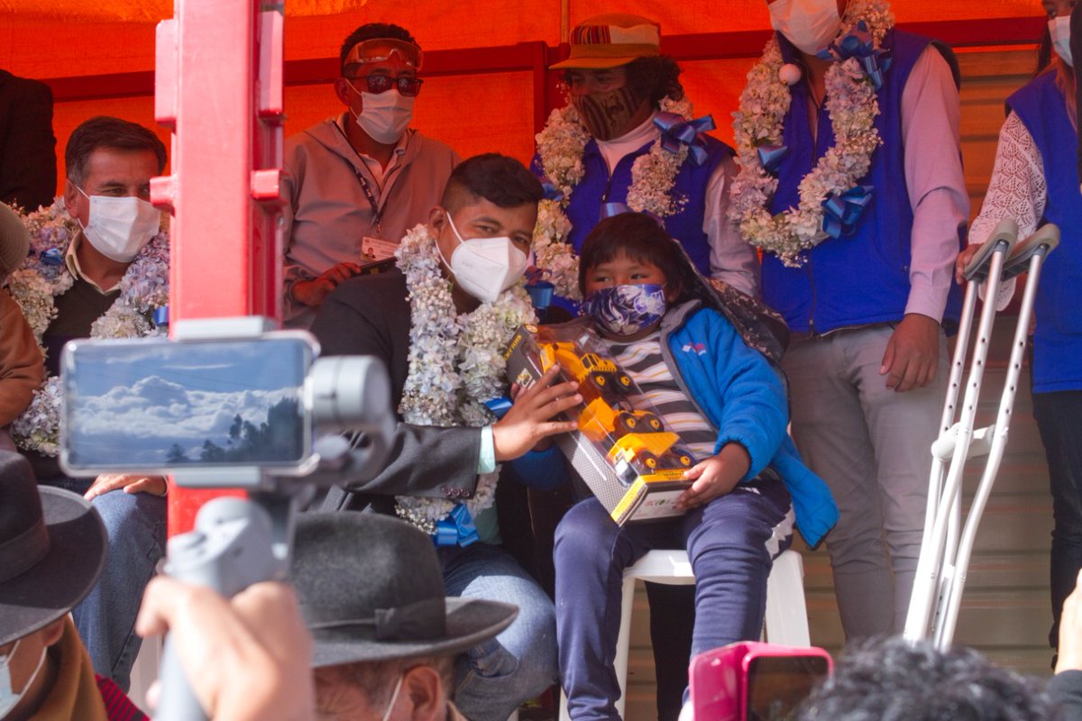 MDRyTOficial's tweet photo. La zona de Huayllani #LaPaz se vistió de alegría y felicidad, el ministro de Desarrollo Rural y Tierras, Edwin Ronal Characayo Villegas, encabezó una cruzada solidaria por la niñez de ese sector. 
Más de mil niños y niñas disfrutaron una tarde mágica llena de sonrisas y sorpresas https://t.co/WJcOZu8bg3