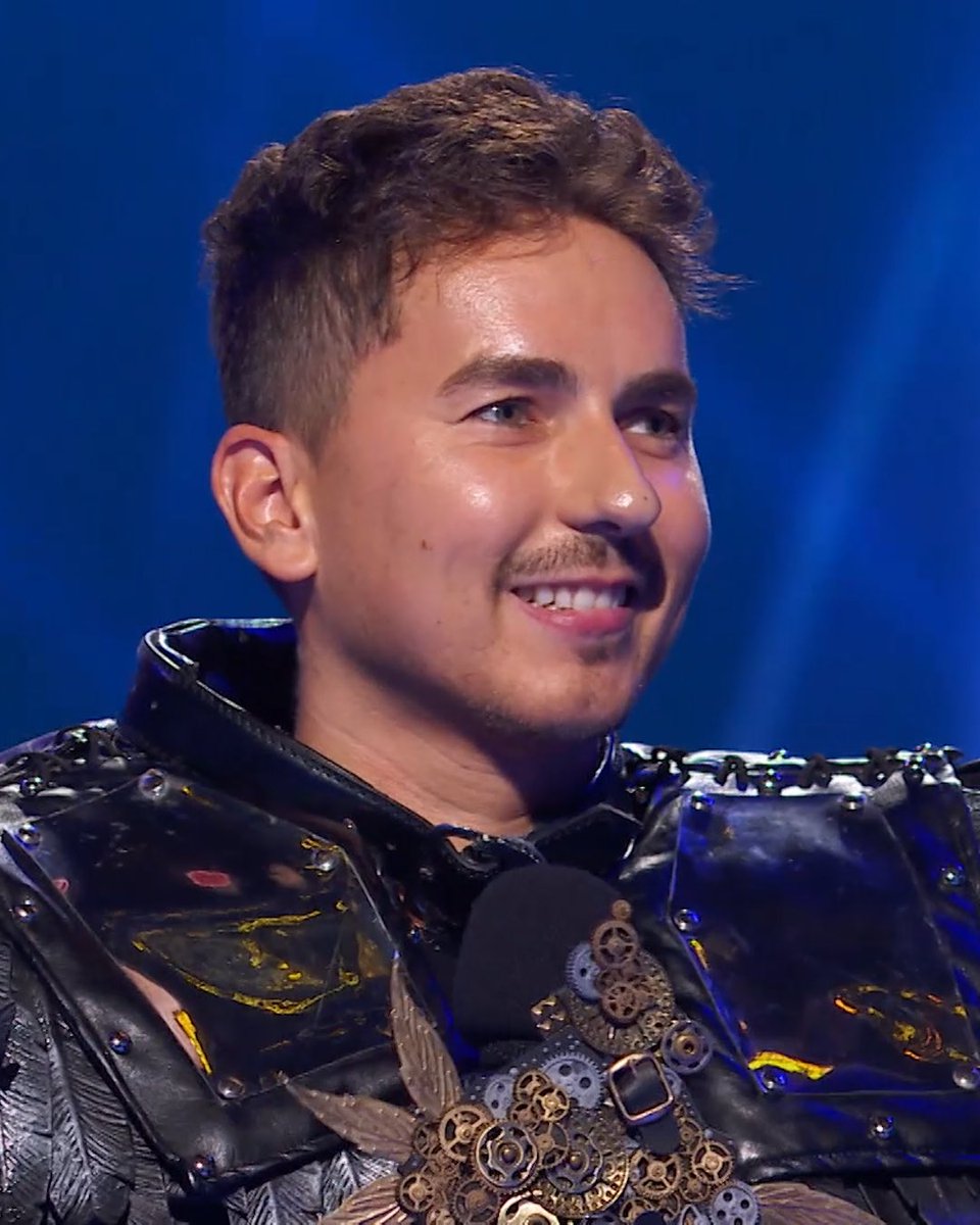 lorenzo99's tweet photo. ¡Pues sí, yo era el CUERVO! 🙋🏼‍♂️😜

Menuda experiencia cantar bajo la máscara del cuervo en @MaskSingerA3 ... 😅 Orgulloso de haber podido llegar hasta la final. ✌️🥳

#Cuervo #MaskSinger #MaskSingerFinal #TheMaskedSinger #Antena3 https://t.co/POeUXqw8O8