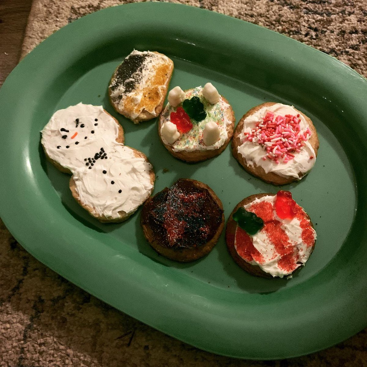 WickedDosh's tweet photo. Santa’s cookies are decorated! Bring on the presents!! 🎅 🎁 🌲 https://t.co/Am2xq9sfXo