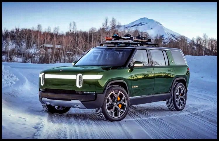 virtualDavis's tweet photo. Slightly obsessed with @Rivian’s R1S, “the first full-size all-electric SUV to hit the market... The specs impress with a base range of 300+ miles, AWD standard, 0–60 mph around 3 seconds, towing up to 7,700 lb, wading depth of 3 feet...” #EVLust https://t.co/IokWe3Pasr https://t.co/HcwJN6pgju