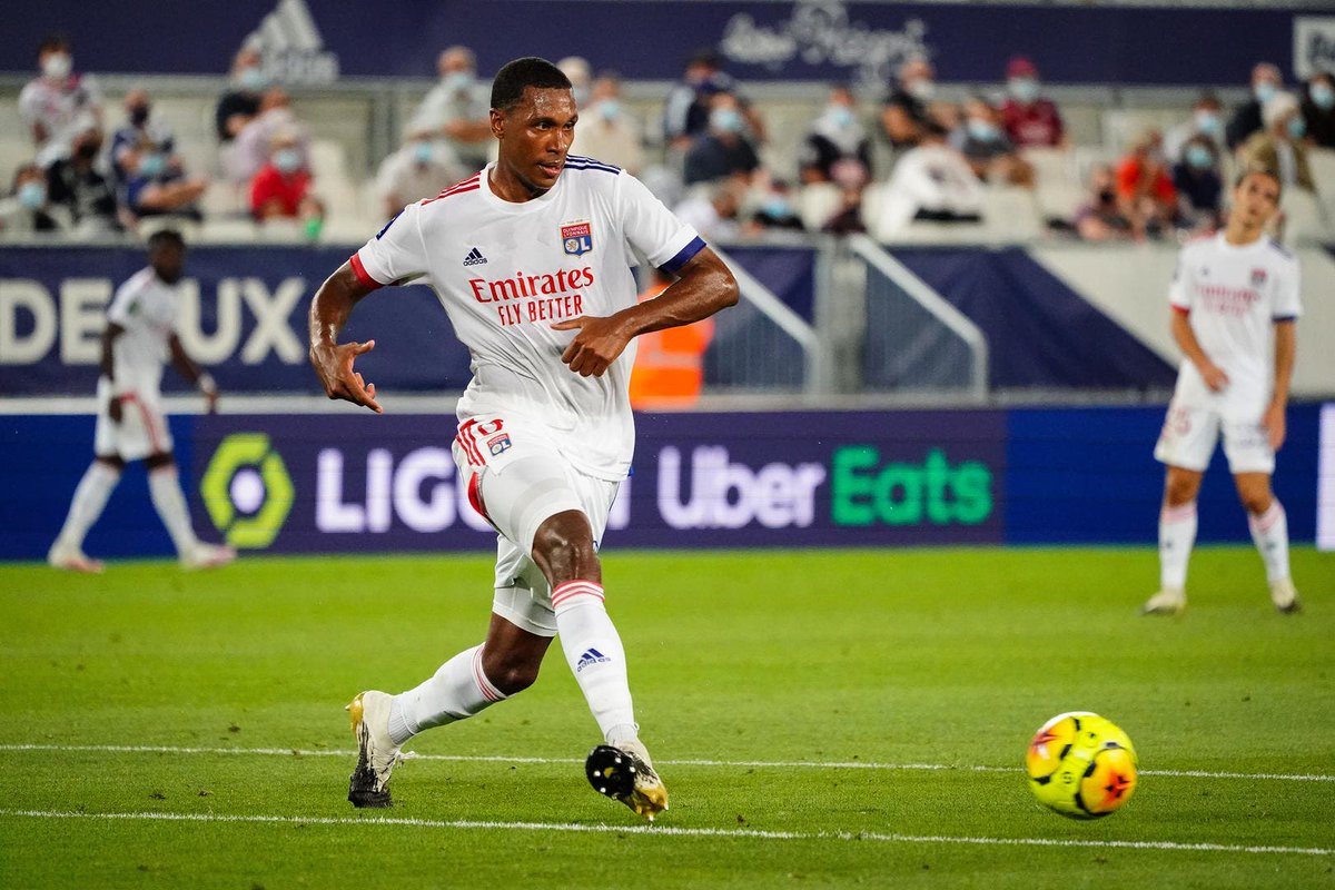 Défenseurs centraux (1/2) :Un binôme de haut niveau. Du leadership, de la concentration et un jeu de tête remarquable pour l'un, du sang froid, de la vélocité et de la propreté pour l'autre. Bémol : un manque de prise de responsabilité à la relance voir du déchet. 8/10 chacun.