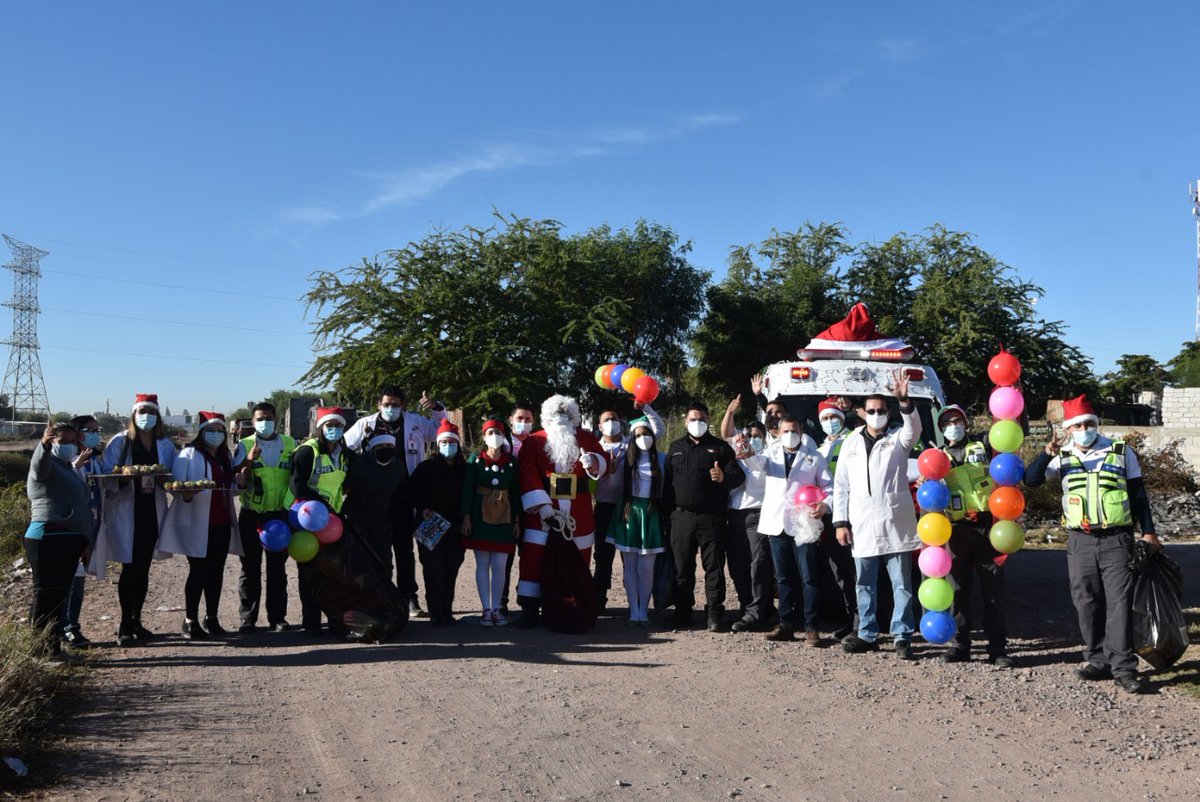 Gran sorpresa se llevaron los niños y niñas de las colonias Diana Laura y Compuertas, en donde los jóvenes paramédicos de SUMMA acudieron a llevarles regalos y dulces como regalos de Navidad, ademas pudieron tomarse fotos con Santa Claus.