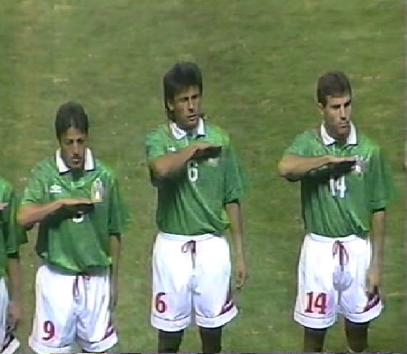 Después del mundial de USA 1994 para el partido disputado contra Hungría en Diciembre de 1994 se regreso al diseño anterior de Umbro pero con los cortos que se usaron durante el mundial de futbol.