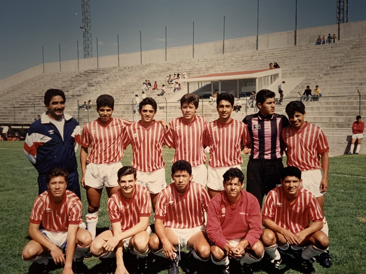 Uniforme Umbro a Rayas rojas usada por la selección sub20 en partidos de preparación rumbo a Australia 1993.