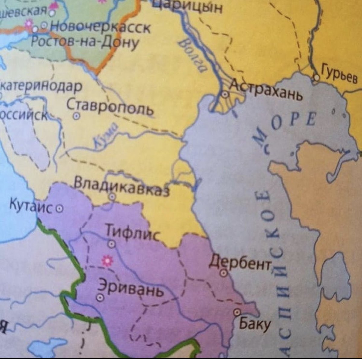 skya_cas_tle's tweet photo. Cовременный учебник по истории для 9-х классов,который входит в основную программу обучения российских школьников.
На 2 и 3 картинке вы познакомитесь с частью параграфа,говорящей об Азербайджане. 
«История России.9 класс»издание, 2018 год.

Армяне РФ не изучают историю в школе?🤔 https://t.co/IhFkxGNntJ