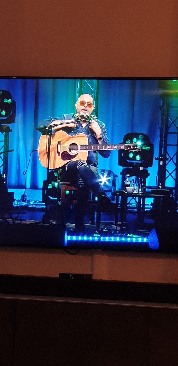 Geggjað að geta notið tónleika heima í stofu þótt live sé alltaf toppurinn 🤗 <a href="/BubbiMorthens/">Bubbi Morthens</a>