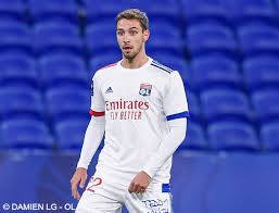 Latéraux (1/2) :Jamais catastrophique jamais extraordinaire. Un but décisif à Lorient, des prestations intéressantes contre l'OM et Paris mais aussi des bévues contre Montpellier et Nice. 5/10.Des entrées très sérieuses, un bon match à Metz, un mauvais contre Brest. 6/10.