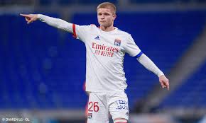 Latéraux (2/2) :Impliqué sur 1/3 de nos buts encaissés et des centres souvent ratés. On peut tout de même noter une progression sur le plan défensif. 4/10.Une performance intéressante contre Nîmes, une autre contre l'OM mais en deçà à Angers. Il mérite d'être plus vu. 6/10.