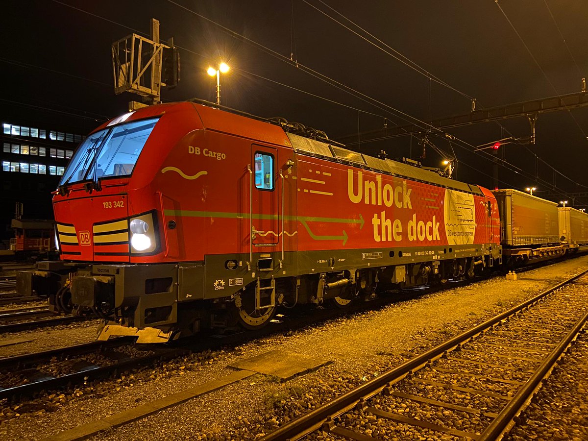 TWeinlein's tweet photo. Auf geht's mit +57 in Richtung Bellinzona 🤘
Natürlich hat die #Vectron beim Systemwechsel zicken gemacht 🙄

#CargoLive #Lokführer #SchöneWeihnachten https://t.co/F1MfS8hIdq